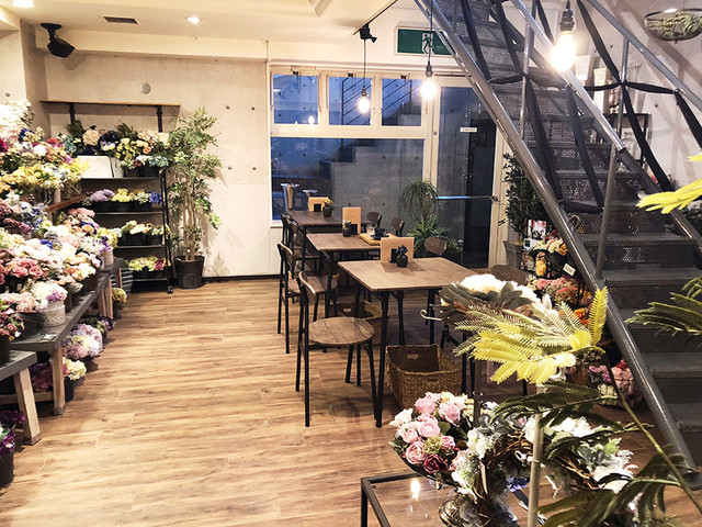 京都 下鴨神社前 地下にカフェを備え 多彩な造花の世界が広がるショップ By アルボス イランイラン ボタニカルグリーン フラワー カフェ Ylang Ylang 出町柳 カフェ 食べログ