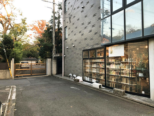 京都 下鴨神社前 地下にカフェを備え 多彩な造花の世界が広がるショップ By アルボス イランイラン ボタニカルグリーン フラワー カフェ Ylang Ylang 出町柳 カフェ 食べログ