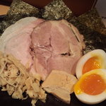 つけ麺 道 - 特製つけ麺 ９５０円のﾄｯﾋﾟﾝｸﾞ。ﾁｬｰｼｭｰはﾊﾞﾗ・ﾛｰｽ・ﾓﾓと３種類揃えるｗ