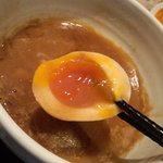 つけ麺 道 - 黄身がﾄﾛｯﾄﾛの艶かしい半熟玉子。つけﾀﾞﾚと合体でエロ過ぎるお姿に！