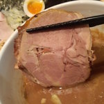 つけ麺 道 - ﾁｬｰｼｭｰは３つとも味は控えめの素直な肉味。つけﾀﾞﾚで味付けて食べる
