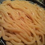 バネのような柔軟性と、押し返す反発力に富み、恐るべきコシを誇る