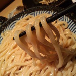 ５mm程ある極太麺で、緩やかなｳｪｰﾌﾞが入って、荘厳で迫力あります