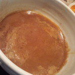 濃度は非常に濃くて、トロットロの粘性高めな粘度を誇り、脂は丼の底まで溶け込んだ、質実剛健なコッテリ系