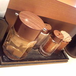 つけ麺 道 - 卓上にはコショウ、一味、拘りのフルーツ酢が置いてあります