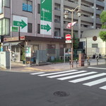 つけ麺 道 - こちらが葛飾区亀有駅前派出所・・・ｶﾞｰﾄﾞﾚｰﾙ左から3本目辺りに麗子さん