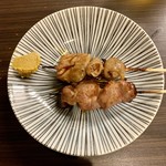 焼きとん ごう - 上:テッポウ(直腸) 下:カシラ(こめかみ)