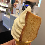 三日月屋 - ソフトクリーム 小 205円