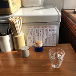 桐麺 - 入ってすぐの席♪