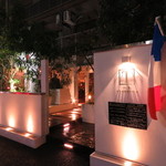 Shirogane Chez Tomo Natural Cuisine - 白い壁や植物たちがライトアップされた夜の表情も。