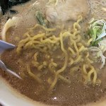 ラーメンだるまや - ドロラーメン
麺は黄色い中太縮れ麺