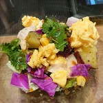 露菴 - サラダはロメインレタス・茹で鶏・パクチー・さつまいも・コーン・玉子など、露庵オリジナルドレッシングで