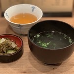 ランチセット。鳥スープ、お新香、お茶(笑)。