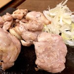 江戸前蕎麦と溶岩焼地鶏 真禅 - 溶岩焼き鶏もも450円（税抜）