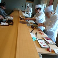 鮨 玉かがり 天ぷら 玉衣 - この手前の板さんが とっても元気に 声をかけてくれて 
                ました       いらっしゃい 〜♪   いってらっしゃい 〜」