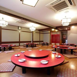 Banquet on the spacious round table floor!