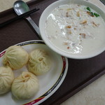 信陽街永和豆漿 - 鹹豆漿(シェンドゥジャン)(28元)と小龍包半龍(30元)