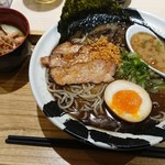 MENYA MUSASHI BUKOTSU - 1809_MENYA MUSASHI BUKOTSU Kota Kasablanka_Chicken Teriyaki Black S set@44,000Rp(鶏白湯マー油)_フライドニンニクをトッピングします