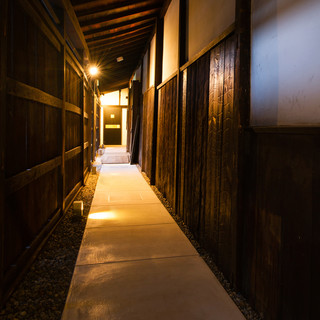 那古野に残る150年以上前の蔵の圧倒的雰囲気。