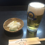 とんかつあさくら - ビール中ジョッキと漬物