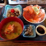 岩山海 - サーモンといくらの親子丼（750円）