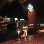 野口太郎 - 男前がソツのない接客をしています