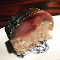 野口太郎 - トップバッターは鯖寿司、白ゴマがアクセント。硬めのご飯がとても合いますね