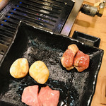 Tachigui Yakiniku Jiroumaru - 80〜100円ゾーンをいくつか。