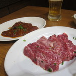 焼肉 房家 - 奥：レバ、手前：上ハラミ