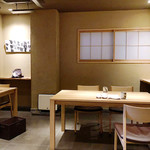 白 - テーブル席も('18.11月中旬 昼)