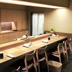 白 - カウンターの他テーブルも('18.11月中旬 昼)