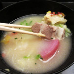 白 - 2.御椀:焚白菜のスープ 大和ポーク 酒粕 ビーツ 白トリュフ('18.11月中旬 昼)