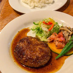 「オニオンハンバーグセット」（980円）。