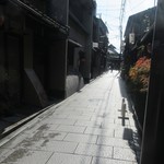 ぎおん 佐藤 - 静かな通りにあります