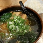 知立ラーメン - 知立ラーメンとサービスライス