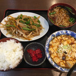 長楽園 - 青椒肉絲、麻婆豆腐、台湾拉麺のセット。700円です。