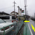 コインパーキングの角を左にまがる。