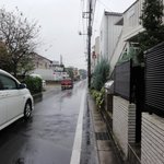 イモコダイニング - ここの道が狭いので車に注意。まだお店は見えないけれど・・