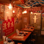 Hayashisuisan - 天井にも、壁にも、本物の大漁旗でかこまれた、たのしいお店です。