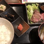 サカヅキ - 黒毛和牛レアステーキ定食