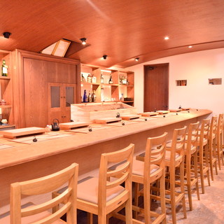 High-quality counter seats and semi-private rooms for entertaining guests are also available.