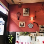 Mothers Cafe - オープン時は「白」をテーマにしたようなお店でしたが、改装後「赤と茶」がイメージカラーになっています（２０１８．１２．３）