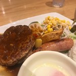 神戸ビーフ食品直営店 鉄板焼 銀座888 - ソーセージもついています