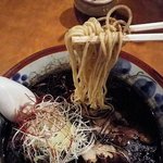 らーめん筑後屋 - 持ち上げてみました。よかった、普通の麺だった（笑