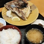 佳鱗亭 - ブリかま焼き定食900円