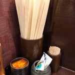 キセキ食堂 - カウンターはメニューで仕切られている。