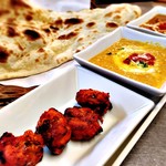 お好きなカレーを2種類とタンドリーをセットで「エントラ・プレート」