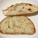 ブーランジェリー メチエ - 「レトロバゲット大」と「田舎パン」の断面