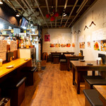 笑うだるま - 店内は全てテーブル席です。
