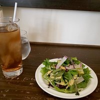 ヴィア トスカネッラ - アイスピーチティーとサラダ